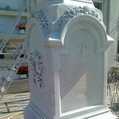 Monumento in marmo